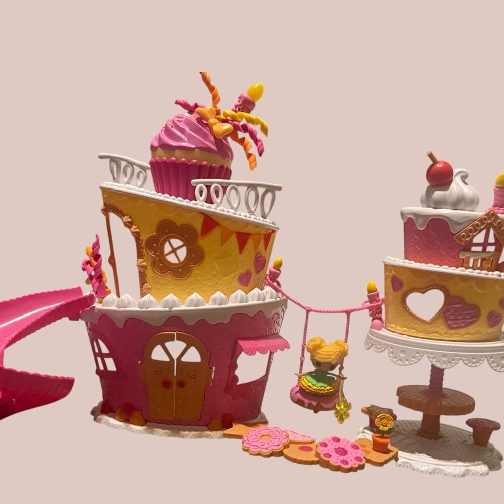 Lalaloopsy Mini Super Silly Party Musical Cake Playset & 1 lalaloopsy Mini Doll